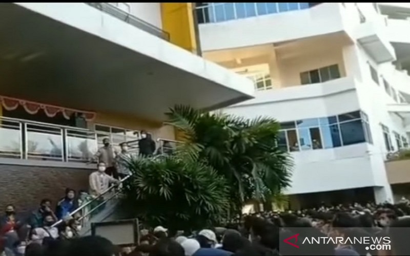 Dandim Palembang Bubarkan Vaksinasi di Sekolah Swasta yang Membeludak 