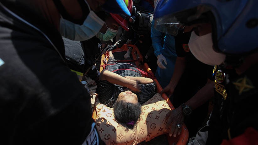 Rumah 2 Lantai Ambruk di Surabaya, Satu Penghuni Tewas - Bagian 3