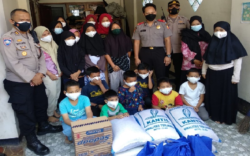 Warga Terdampak Pandemi di Bandung Tersenyum Terima Sembako dari Batalyon Sanika Satyawada