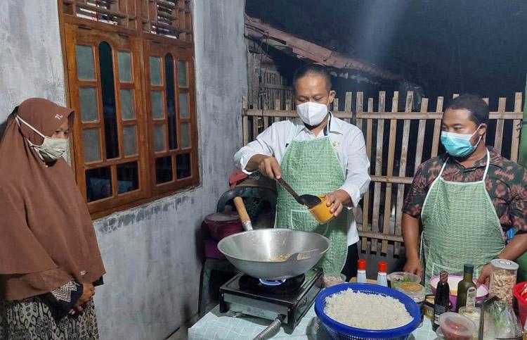 Mantap, Bupati Kebumen Kunjungi Penyapu Jalan dan Masakkan Nasi Goreng