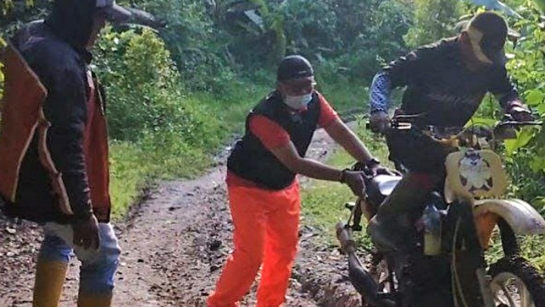 Salurkan BST di Daerah Terpencil, Kepala Kantor Pos Gorontalo Terobos Hutan Lindung