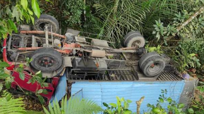 Tak Kuat Menanjak, Truk Jalan Mundur lalu Masuk Jurang di Lombok Tengah