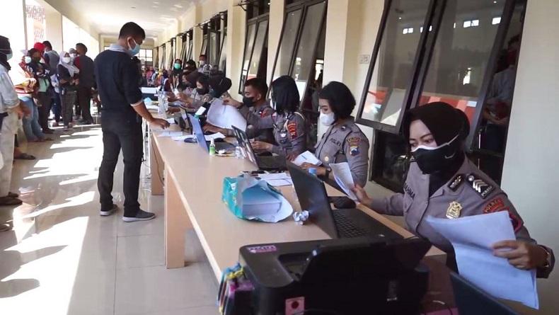 Polwan Polres Sukoharjo Dikerahkan Bantu Vaksinasi untuk Percepat Penanganan Covid-19