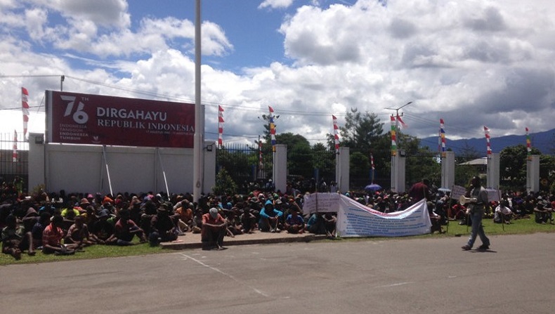 Didesak Ratusan Warga, Kepala Distrik Wouma Kabupaten Jayawijaya Mengundurkan Diri