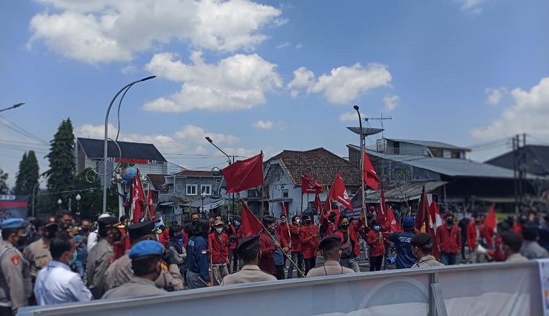 Unjuk Rasa saat PPKM Level 4, Aksi Mahasiswa di Sukabumi Dibubarkan Polisi