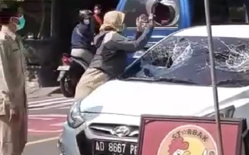 title Viral PNS di Ngawi Ngamuk Pecahkan Kaca Mobil, Diduga Pergoki Suami Selingkuh Viral PNS di Ngawi Ngamuk Pecahkan Kaca Mobil, Diduga Pergoki Suami Selingkuh