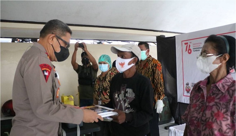 title Akpol 94 Polda Maluku Bagikan Voucher untuk 300 Warga Akpol 94 Polda Maluku Bagikan Voucher untuk 300 Warga