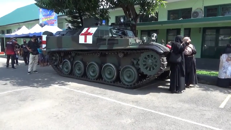 Vaksinasi di Kodim Makassar, Warga Berswafoto dengan Tank Tempur Ambulans