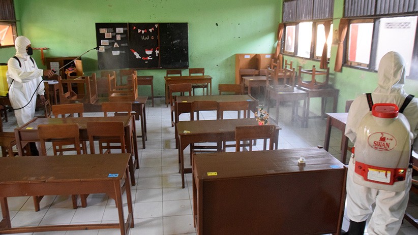 Jelang Pembelajaran Tatap Muka, Brimob Semprot Sekolah dengan Cairan Disinfektan - Bagian 1