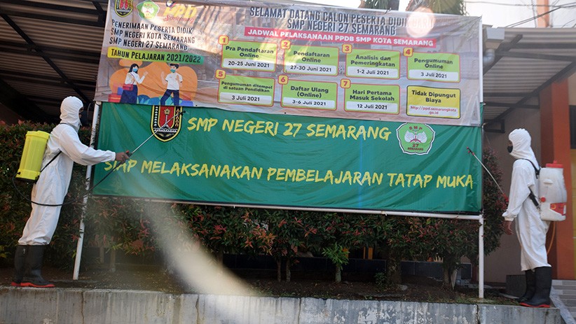 Jelang Pembelajaran Tatap Muka, Brimob Semprot Sekolah dengan Cairan Disinfektan - Bagian 2
