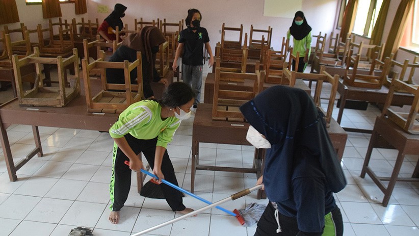 Jelang Pembelajaran Tatap Muka, Brimob Semprot Sekolah dengan Cairan Disinfektan - Bagian 4