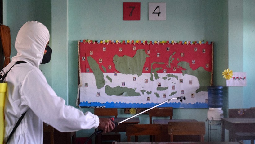 Jelang Pembelajaran Tatap Muka, Brimob Semprot Sekolah dengan Cairan Disinfektan - Bagian 3