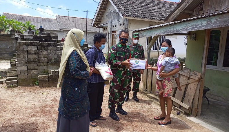 Babinsa Lubuk Besar dan Beriga Serahkan 125 Paket Sembako untuk Warga Kurang Mampu