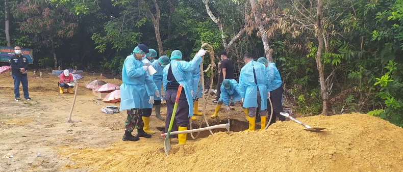 Danposal Muntok Pimpin Pemakaman Jenazah Covid-19 ke-45 