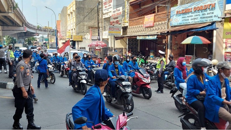 Demo Ratusan Mahasiswa Di Flyover Ciputat Dibubarkan, Polisi: Izinnya ...