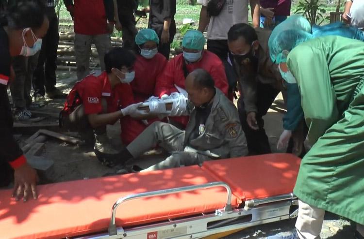 title Anggota Satpol PP Kota Jogjakarta Tertimpa Pohon Perindang Jalan yang Tumbang Anggota Satpol PP Kota Jogjakarta Tertimpa Pohon Perindang Jalan yang Tumbang