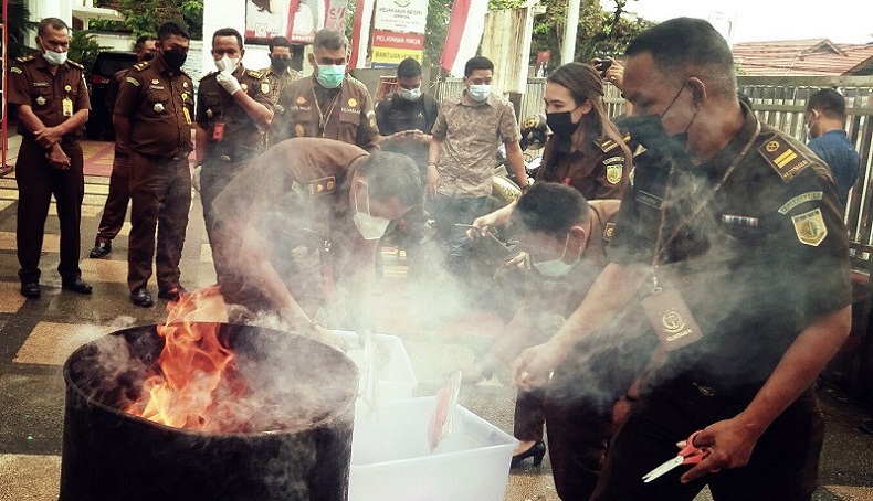 Kejari Ambon Musnahkan Barang Bukti dari 81 Perkara Narkoba