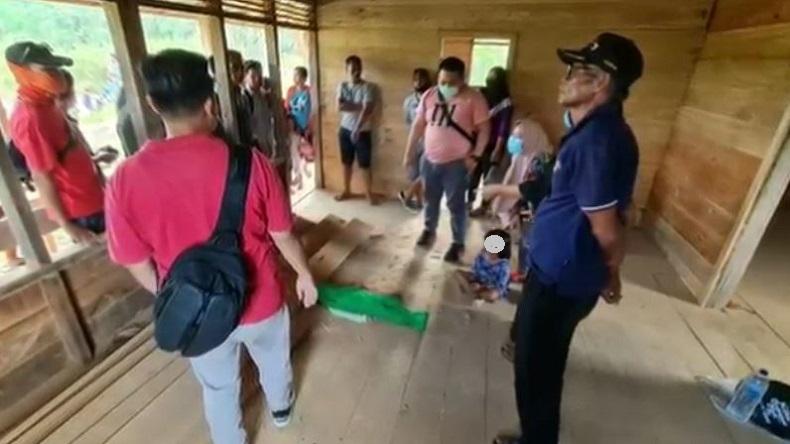title Pilu, Balita Ditemukan Tewas di Rumah Kosong Ditunggui Anak Perempuan yang Menangis Pilu, Balita Ditemukan Tewas di Rumah Kosong Ditunggui Anak Perempuan yang Menangis