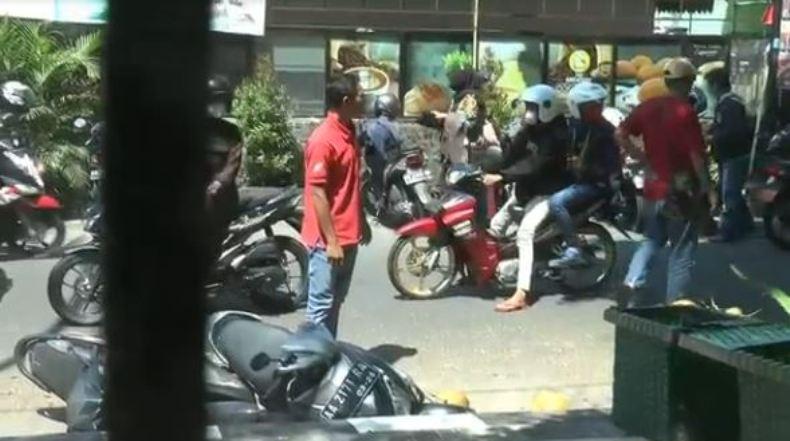  2 Mobil Ugal-Ugalan di Jalanan Temanggung, Tabrak  Motor dan Gerobak PKL  