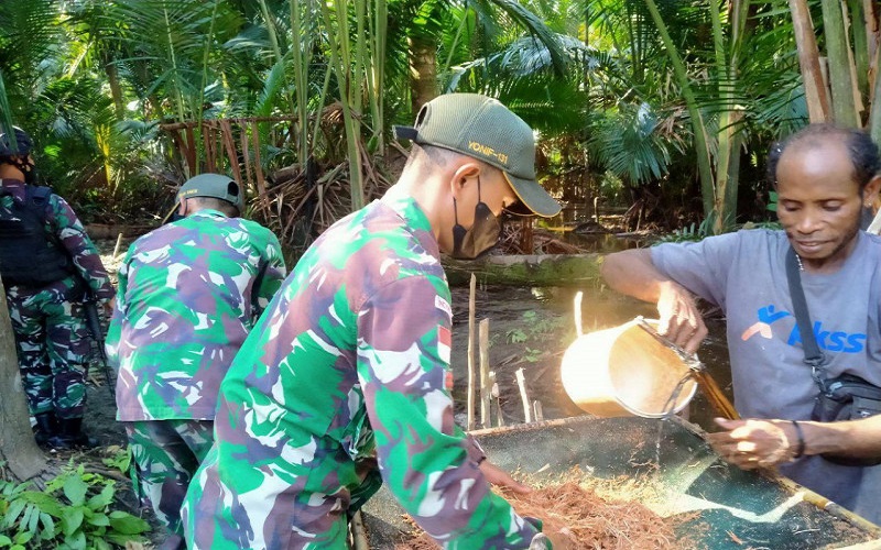 Aksi Satgas TNI Bantu Warga di Perbatasan RI-PNG Olah Sagu