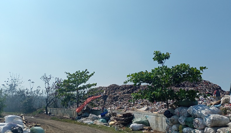 Dipicu Gas Metana, 1,5 Hektare Lahan TPA Heuleut Majalengka Terbakar Hebat