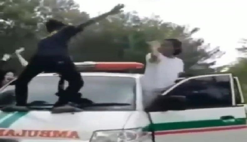 Viral, Pemuda Injak Ambulans Sambil Berjoget Dugem, Netizen: Nanti Ada Video Minta Maaf