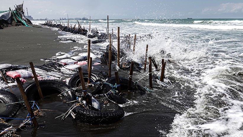 Gelombang Tinggi, Pesisir Pantai Cilacap Selatan Abrasi Sejauh 10 Meter - Bagian 1