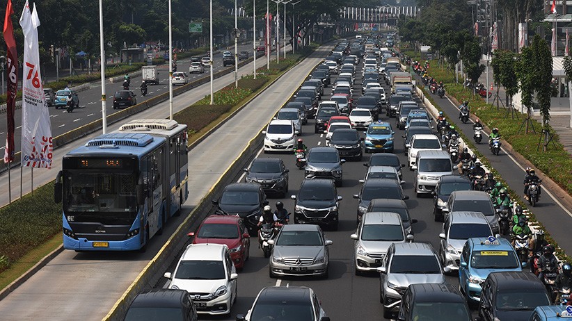 Suasana Lalu Lintas Kota Jakarta Kembali Macet - Bagian 1