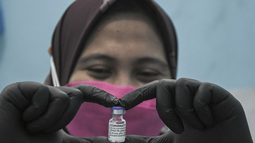 Ratusan Ribu Warga Bekasi Disuntik Vaksin Pfizer - Bagian 2