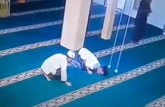 title Innalillahi, Jemaah Meninggal dalam Posisi Sujud saat Sholat di Tanjungbalai Innalillahi, Jemaah Meninggal dalam Posisi Sujud saat Sholat di Tanjungbalai