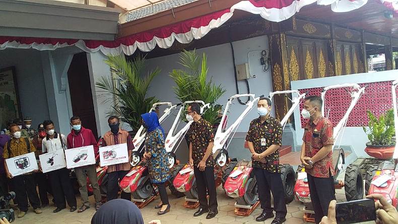 title Petani Kesulitan Tenaga Kerja, Pemkab Sukoharjo Salurkan Bantuan Alat Pertanian Petani Kesulitan Tenaga Kerja, Pemkab Sukoharjo Salurkan Bantuan Alat Pertanian