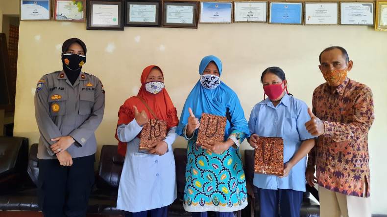 3 Buruh Pabrik di Solo Dapat Kejutan Usai Vaksinasi Covid-19, Apa Itu? 