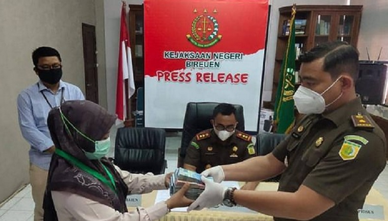 Kejari Bireun Terima Pengembalian Uang Rp60 Juta dari Keuchik Tersangka Korupsi