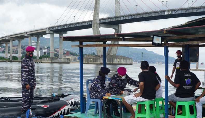 title Lantamal IX Vaksinasi Nelayan di Teluk Ambon Lantamal IX Vaksinasi Nelayan di Teluk Ambon