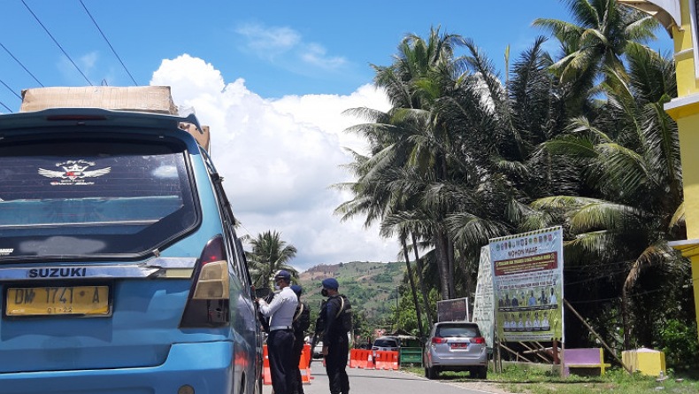 Petugas Periksa Kartu Vaksin di Perbatasan Gorontalo-Sulut, Banyak Kendaraan Putar Balik