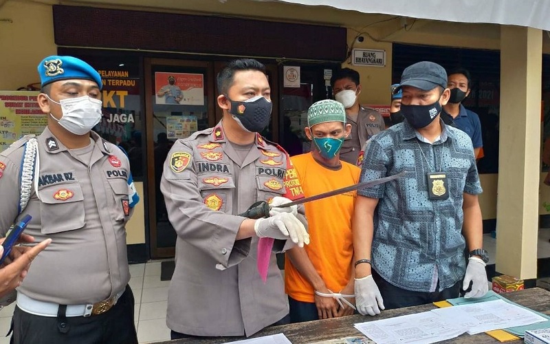 Sok Kebal Lukai Tubuh dengan Parang, Pria Ini Malah Ditangkap Polisi