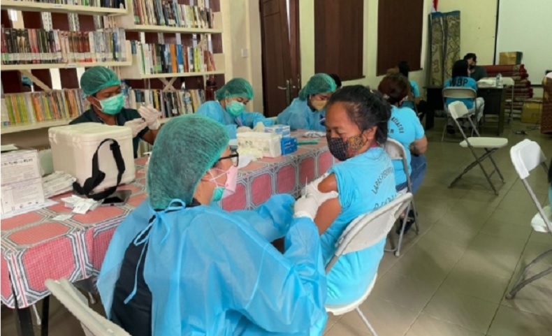 Ratusan Napi Lapas Perempuan Denpasar Disuntik Vaksin Sinovac