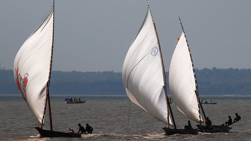 Nelayan Pantai Kenjeran Ikuti Lomba Balap Perahu Layar Tradisional - Bagian 3