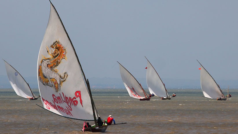 Nelayan Pantai Kenjeran Ikuti Lomba Balap Perahu Layar Tradisional - Bagian 2