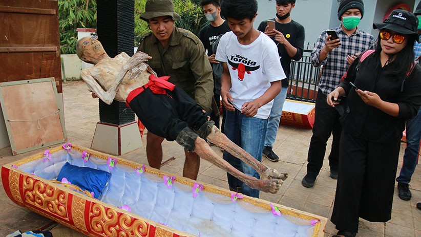 Ritual Manene, Upacara Sakral Membersihkan Jenazah Masyarakat Toraja - Bagian 1