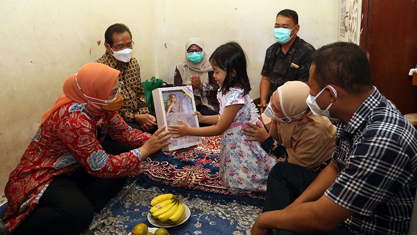 Susuri Gang Sempit, Menaker Ida Fauziyah Pastikan BSU Tepat Sasaran - Bagian 3