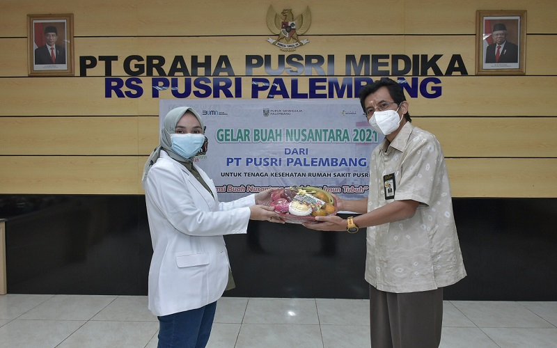 Tingkatkan Imunitas, Pusri Bagikan Ratusan Paket Buah Lokal untuk Nakes