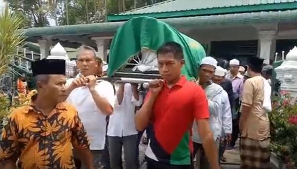 Isak Tangis Iringi Pemakaman Ayah dan Kakak yang Dibunuh Adik di Medan