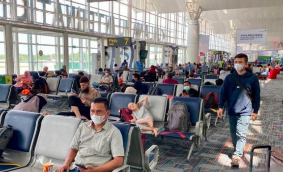 title Kepanikan Penumpang saat Batik Air Mendarat Darurat di Bandara Kualanamu Kepanikan Penumpang saat Batik Air Mendarat Darurat di Bandara Kualanamu