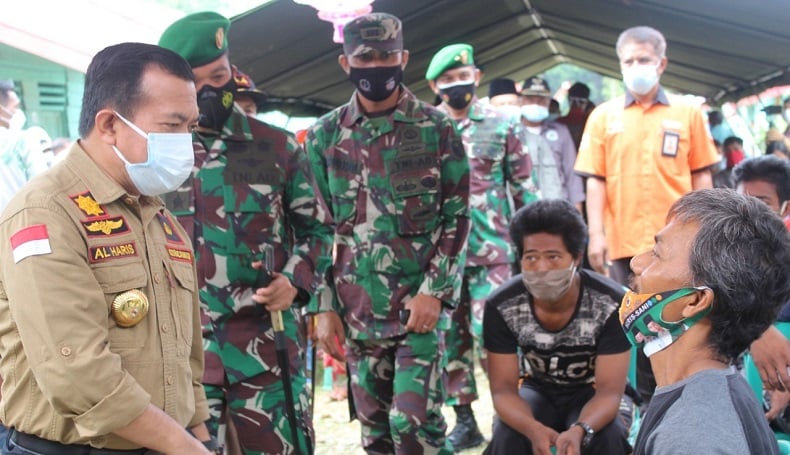 title Kodim 0420/Sarko Gelar Serbuan Vaksinasi untuk Puluhan Warga Suku Anak Dalam Kodim 0420/Sarko Gelar Serbuan Vaksinasi untuk Puluhan Warga Suku Anak Dalam