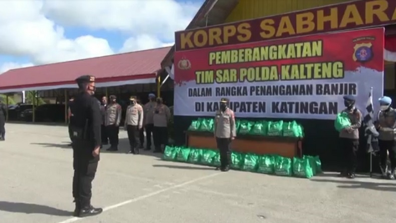 Polda Kalteng Salurkan Bantuan Sembako untuk Warga Korban Banjir Katingan