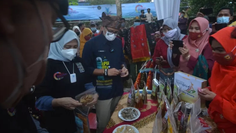 Menparekraf Sandiaga dan Istri Kunjungi Kampung Minang