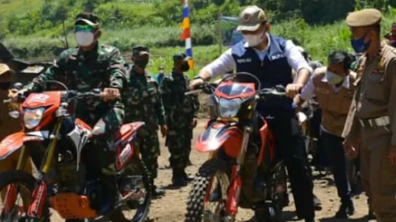 title Prajurit TNI di Sumsel Buka Jalan di Perbatasan OKU Selatan Prajurit TNI di Sumsel Buka Jalan di Perbatasan OKU Selatan