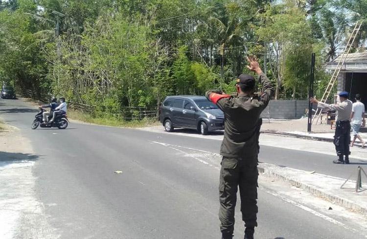 Objek Wisata Tutup, Ratusan Calon Wisatawan Diputarbalikkan di TPR Parangtritis