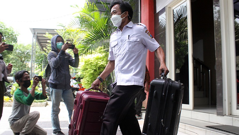 Bupati Probolinggo Puput Tantriana Sari Bareng Suami Kena OTT KPK - Bagian 2